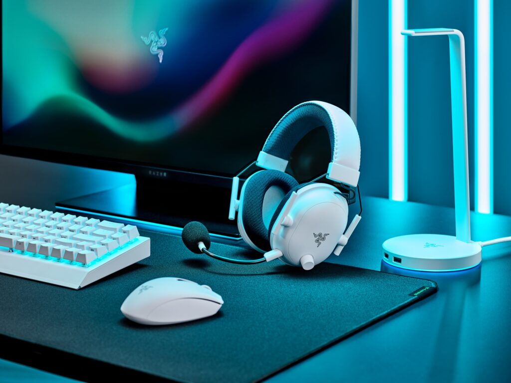 Razer Blackshark V2 Pro - White と合わせたゲーミングデスクセットアップ