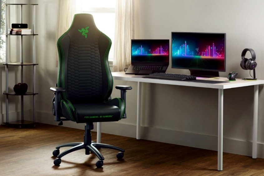 Razer Iskur X があるPCルームのインテリアイメージ