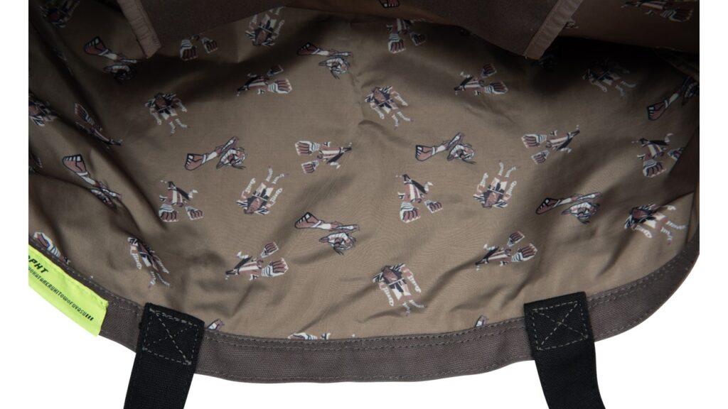 内側はサガットのイラストの総柄